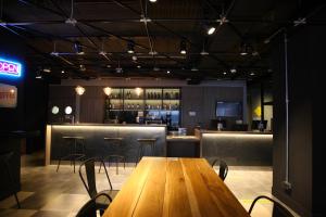 un bar con mesa de madera y sillas en una habitación en ibis Styles Buenos Aires Florida en Buenos Aires