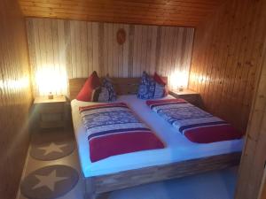 1 dormitorio con 2 camas en una habitación de madera en Ferienwohnung Dressler, en Pfronten