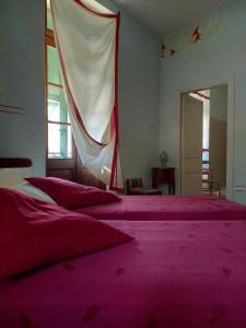 Łóżko lub łóżka w pokoju w obiekcie La Casa Rosa