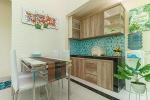 茂物的住宿－KoolKost @ Ikost Cimahpar Indah，厨房配有水槽和台面
