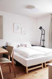 Postel nebo postele na pokoji v ubytování HOMEBOUND APARTMENTS Salzburg City I - contactless check-in
