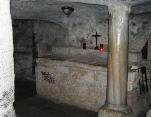 kamienny ołtarz z krzyżem i światłem w obiekcie Cià Evelina w mieście SantʼAntìoco +15 zdjęć