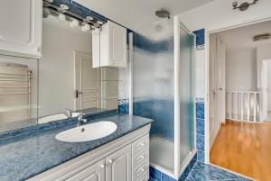 Ένα μπάνιο στο Le Saint-Eloi Luxury Apt private parking with AC 6 pers Colmar old town +27 φωτογραφίες