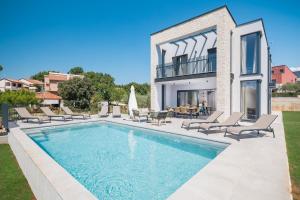 Πισίνα στο ή κοντά στο Villa Grota - Luxury 4-Bedroom Villa with Private Pool & Garden near Poreč