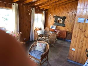 ein Esszimmer mit einem Tisch und Stühlen in der Unterkunft Cabañas en Algarrobo Norte in Algarrobo