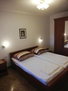 Кровать или кровати в номере Apartman Nevia lka