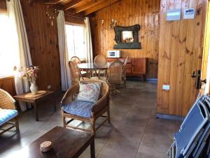 ein Esszimmer mit einem Tisch, Stühlen und einem Spiegel in der Unterkunft Cabañas en Algarrobo Norte in Algarrobo