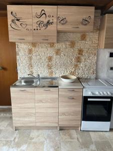 A kitchen or kitchenette at 34 Arena House