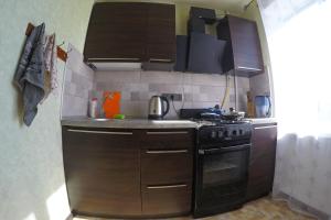 Kuchyň nebo kuchyňský kout v ubytování Уютная квартира со свежим ремонтом + 2 fotografie