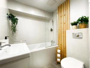 łazienka z umywalką, toaletą i prysznicem w obiekcie Charming Studio for couples in the heart of Cracow w Krakowie +17 zdjęć