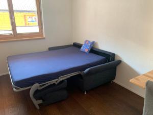 オーバーヴァルトにある6 Dorfstrasseの枕付きの部屋の小さなベッド1台