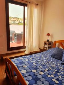 een slaapkamer met een bed en een groot raam bij V.V JUANA in Valverde