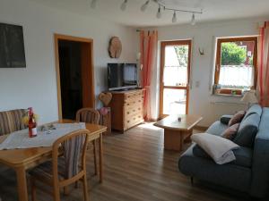 ein Wohnzimmer mit einem Sofa und einem Tisch in der Unterkunft Ferienwohnung Fahrner in Baiersbronn