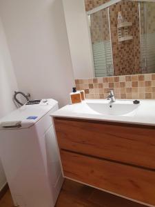 bagno con lavandino, servizi igienici e specchio di V.V JUANA a Valverde
