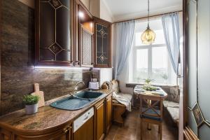 Kuchyň nebo kuchyňský kout v ubytování GMApartments 4 rooms flat near Kremlin