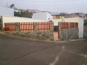 巴尔韦尔德V.V JUANA的道路一侧的围栏