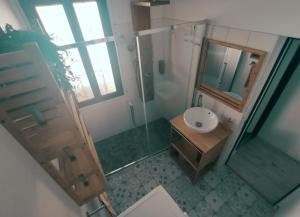 - une vue de tête sur une salle de bains pourvue d'une douche et d'un lavabo dans l'établissement Appartement Hyper Centre Evian - Leman Odyssey, à Évian-les-Bains
