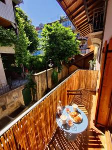 - une table avec de la nourriture sur le balcon dans l'établissement Appartement Hyper Centre Evian - Leman Odyssey, à Évian-les-Bains
