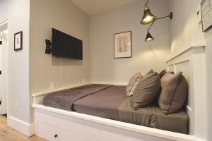 Ένα ή περισσότερα κρεβάτια σε δωμάτιο στο The Prince Suite at Prince Street Inn