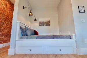 Ένα ή περισσότερα κρεβάτια σε δωμάτιο στο The Franklin Suite at Prince Street Inn