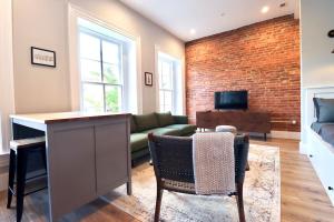 Μια τηλεόραση ή/και κέντρο ψυχαγωγίας στο The Franklin Suite at Prince Street Inn