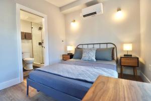 1 dormitorio con 1 cama y baño con aseo en The Fairfax Suite at Prince Street Inn, en Alexandria