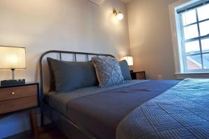 Cama o camas de una habitación en The Fairfax Suite at Prince Street Inn