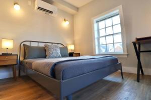 Ein Bett oder Betten in einem Zimmer der Unterkunft The Fairfax Suite at Prince Street Inn