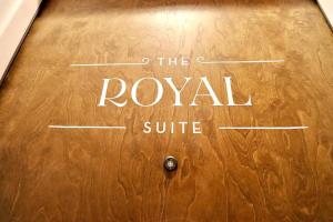 una señal para la suite real en un suelo de madera en 9 Suites at Prince Street Inn, en Alexandria