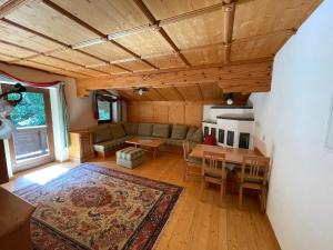 ein Wohnzimmer mit einem Sofa und einem Tisch in der Unterkunft Alpengasthof Wegscheid in Kelchsau