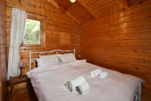 מיטה או מיטות בחדר ב-בקתות בית מאיר אבירים - זמן בריאה