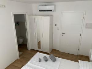 sypialnia z łóżkiem z 2 kapciami w obiekcie Studio Apartment Zara w mieście Zadar