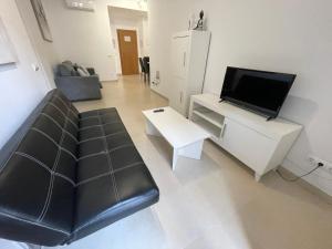 TV a/nebo společenská místnost v ubytování Royal Suites Estepona by Croma