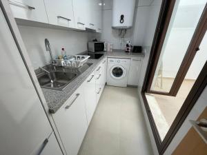 Kuchyň nebo kuchyňský kout v ubytování Royal Suites Estepona by Croma