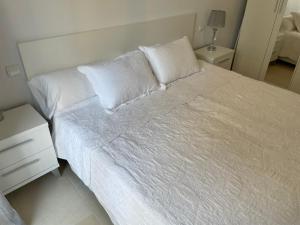 Postel nebo postele na pokoji v ubytování Royal Suites Estepona by Croma