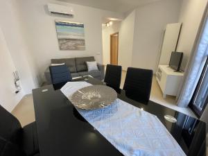 TV a/nebo společenská místnost v ubytování Royal Suites Estepona by Croma