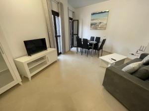 TV a/nebo společenská místnost v ubytování Royal Suites Estepona by Croma