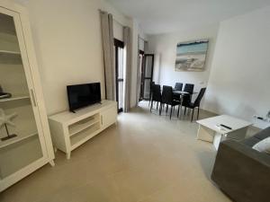 TV a/nebo společenská místnost v ubytování Royal Suites Estepona by Croma