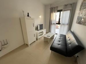 TV a/nebo společenská místnost v ubytování Royal Suites Estepona by Croma