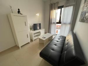 TV a/nebo společenská místnost v ubytování Royal Suites Estepona by Croma