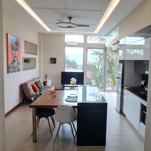 Una cocina o zona de cocina en Cozy private Apartment, Mirador Escazú -Great view-