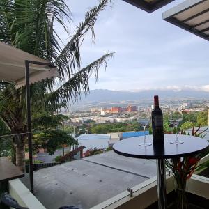 Un balcón o terraza de Cozy private Apartment, Mirador Escazú -Great view-