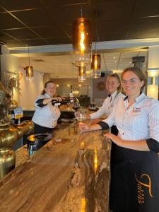 een groep mensen die aan een bar staan bij Hotel Restaurant Talens Coevorden in Coevorden