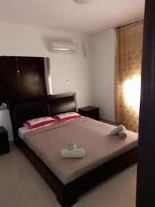 1 dormitorio con 1 cama con 2 toallas en Sunset Villa, en Nea Paphos