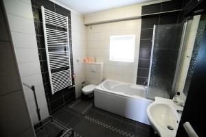 Kúpeľňa v ubytovaní Apartman EMA + 8 fotografií