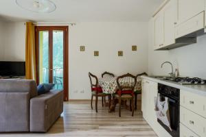 a kitchen and dining room with a table and chairs at Balcone dei Limoni in Nesso