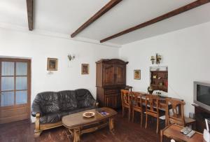 a living room with a couch and a table at vila zia in Corbeni