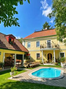 una casa con piscina en el patio en Penzion Na Staré Poště en Nymburk