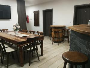 um quarto com uma mesa e cadeiras e um bar em Chalupa Starovice em Starovice