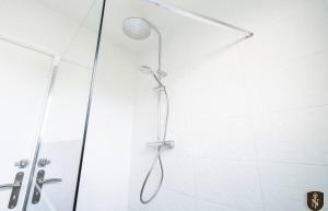 y baño con ducha con cabezal de ducha. en Grande maison 160 m2 6 chambres à Caen, en Caen